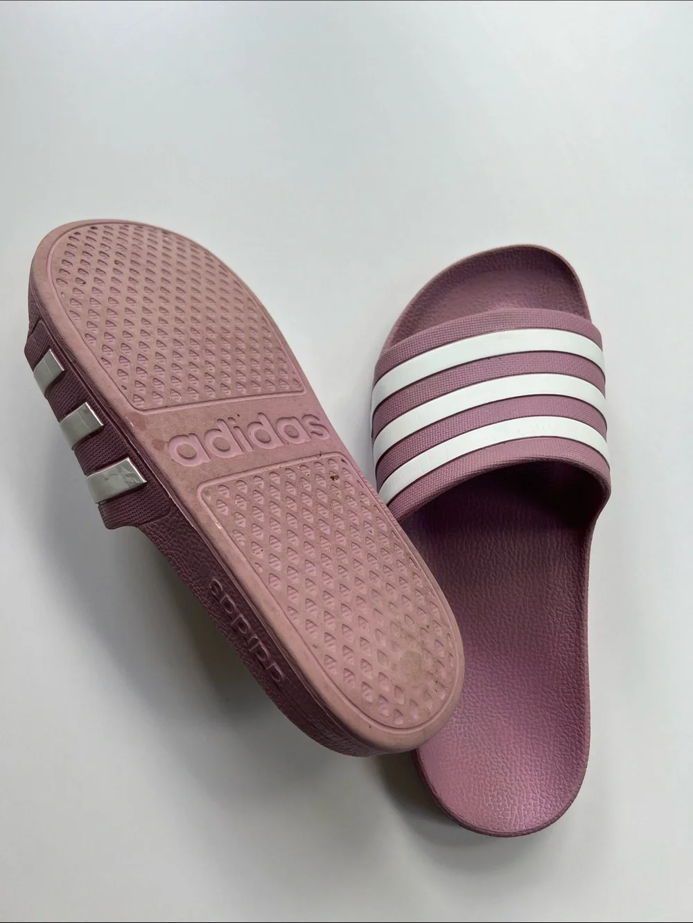 ADIDAS WOMENS SZ 8 LILAC Slides with White Stripes